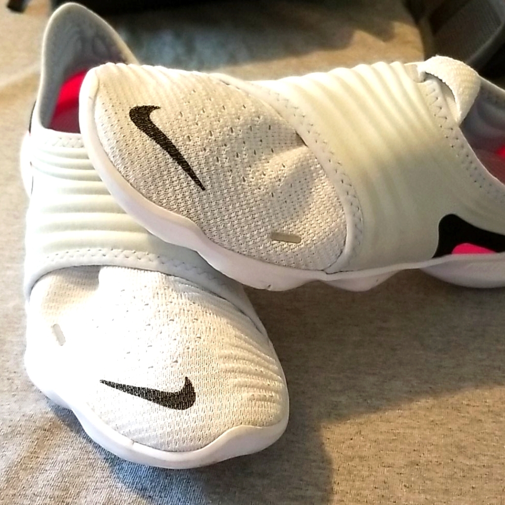 Tennis shoes